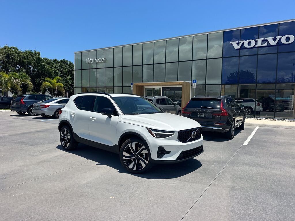 2026 VOLVO XC40