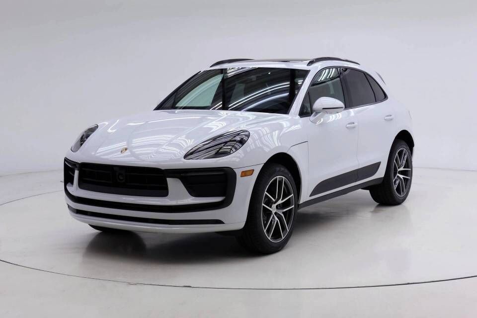 2026 PORSCHE Macan