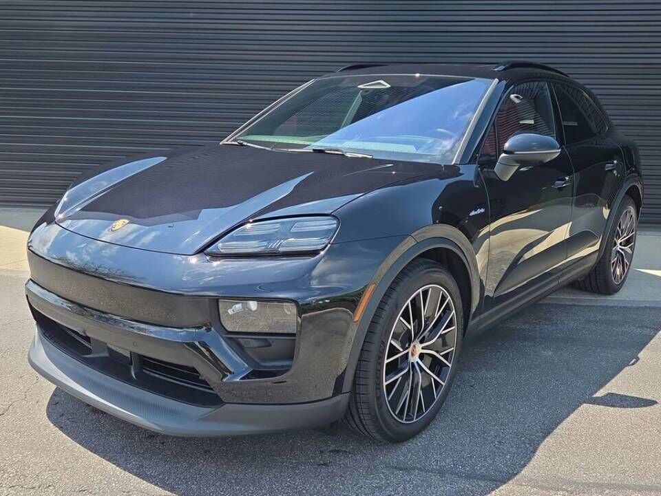 2026 PORSCHE Macan