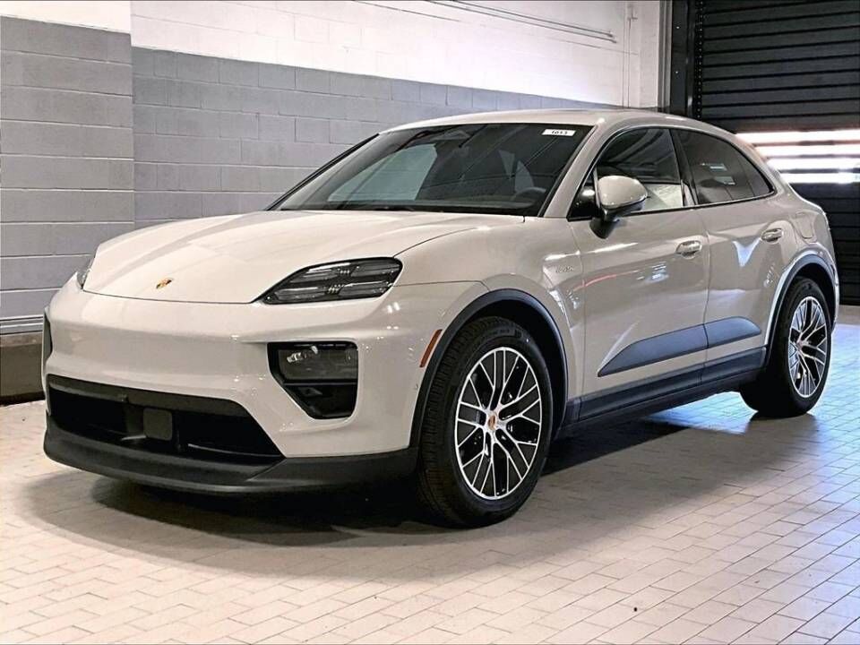 2026 PORSCHE Macan