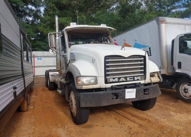 2015 MACK GU