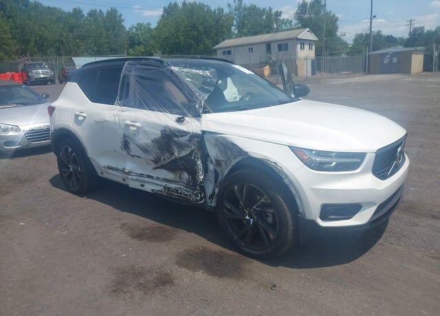 2021 VOLVO XC40