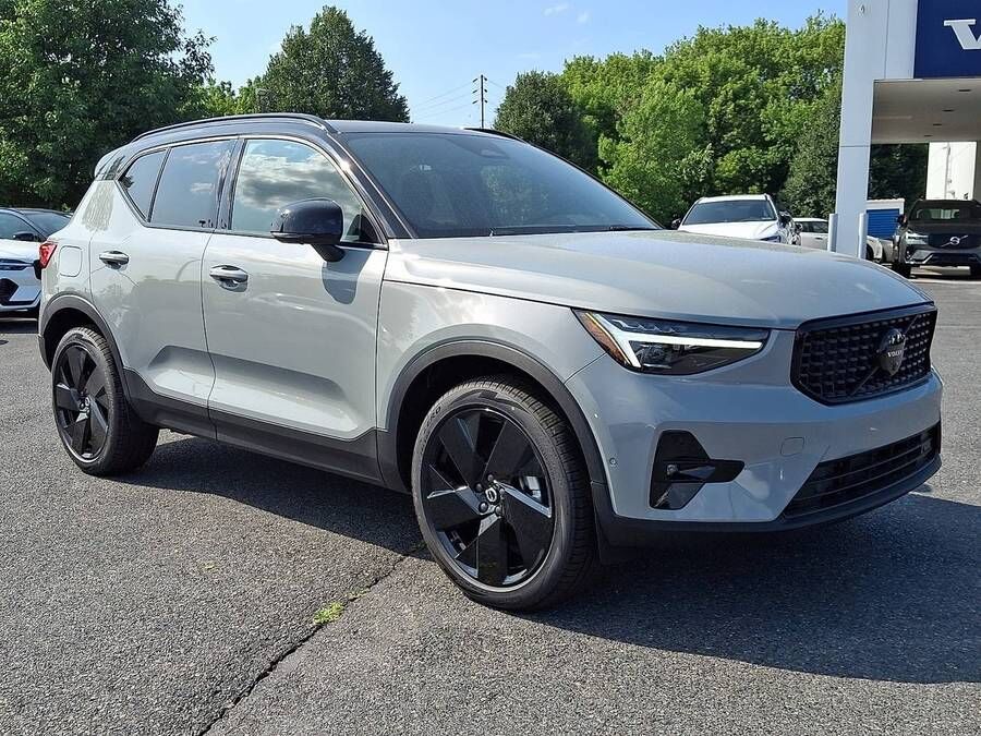 2026 VOLVO XC40