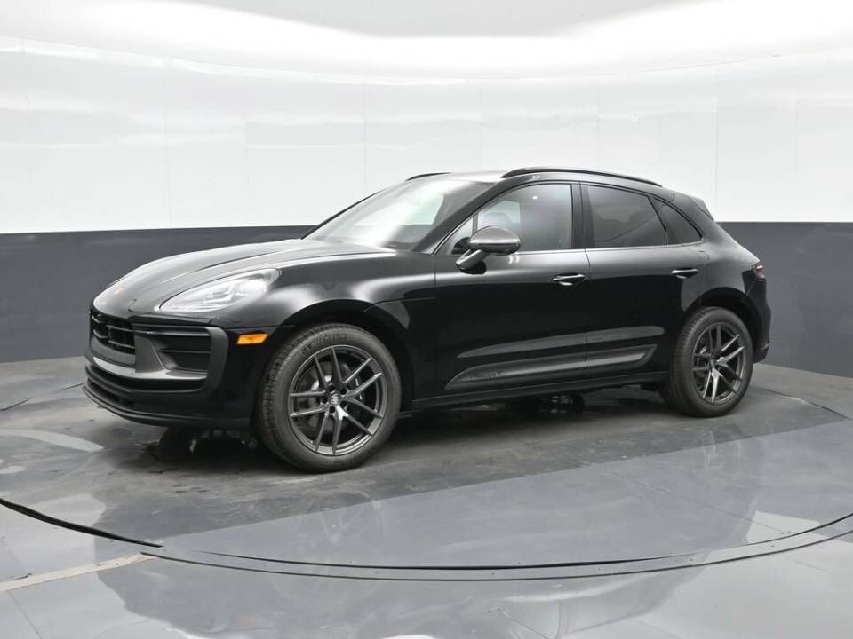 2026 PORSCHE Macan