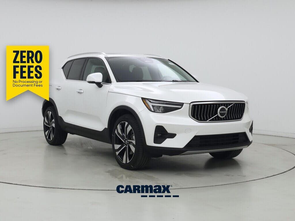 2023 VOLVO XC40