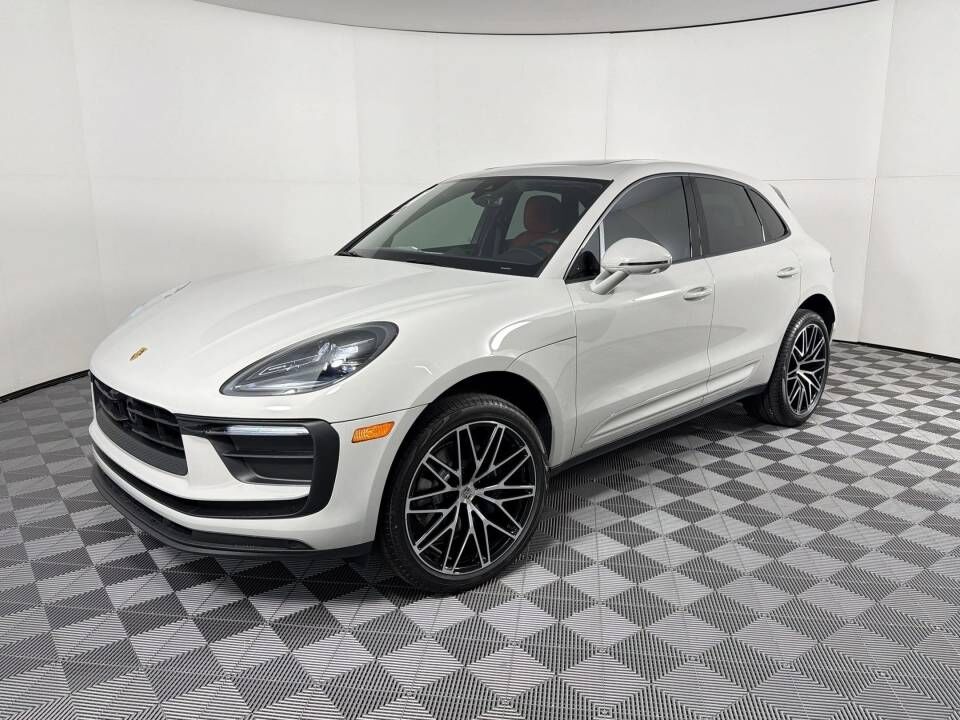 2026 PORSCHE Macan