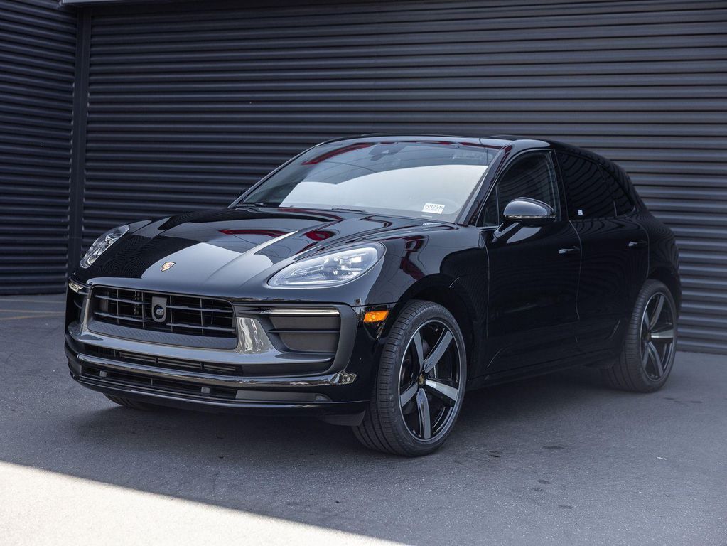 2026 PORSCHE Macan