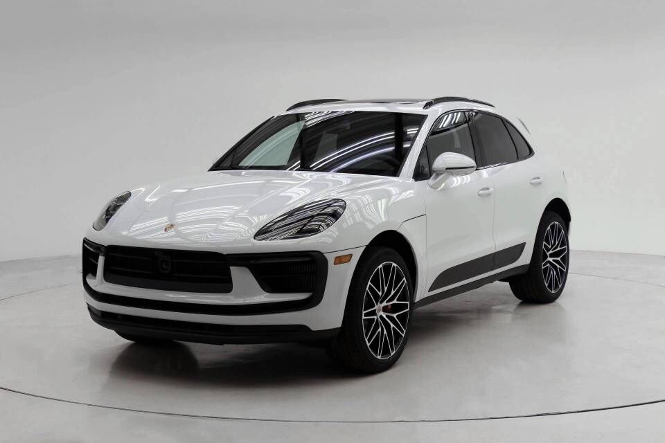 2026 PORSCHE Macan