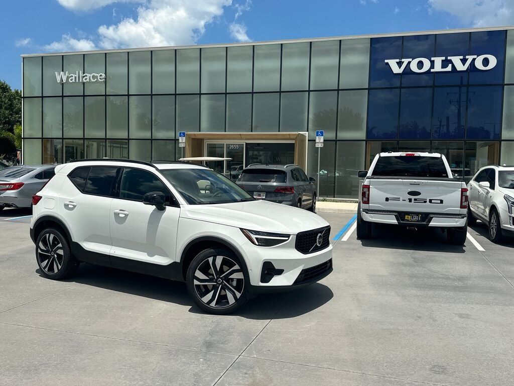 2026 VOLVO XC40