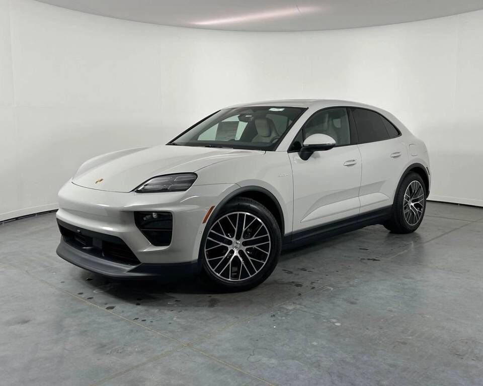 2026 PORSCHE Macan