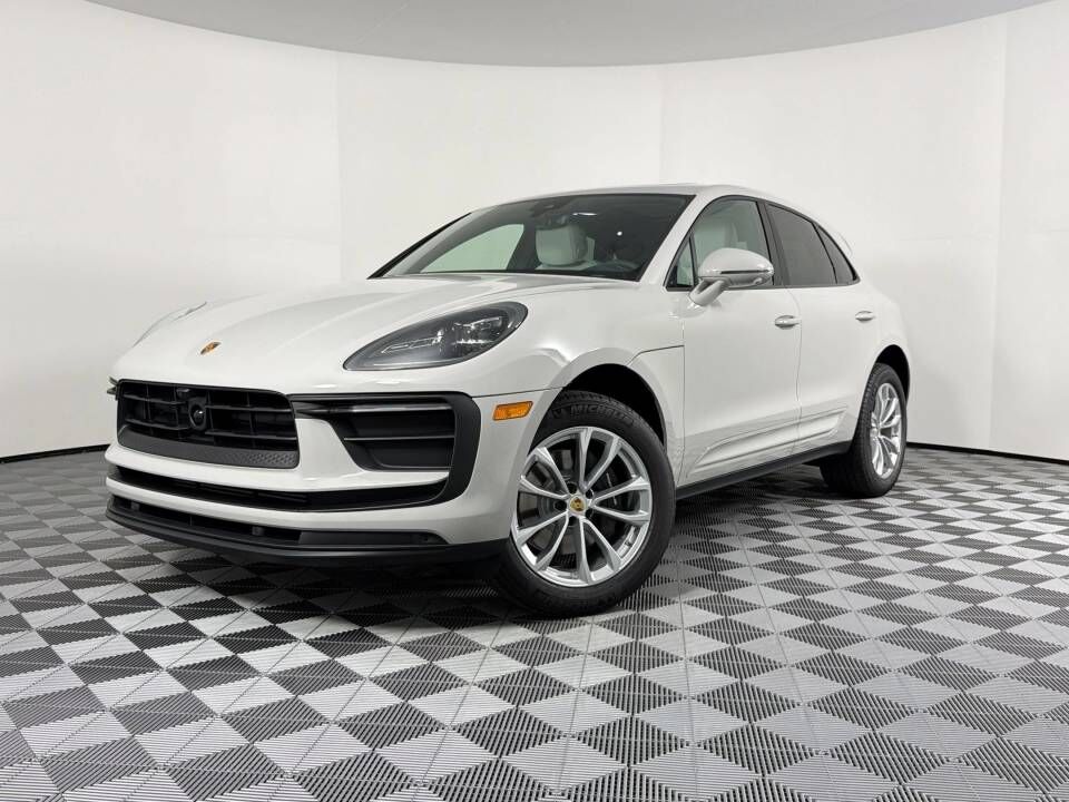 2026 PORSCHE Macan