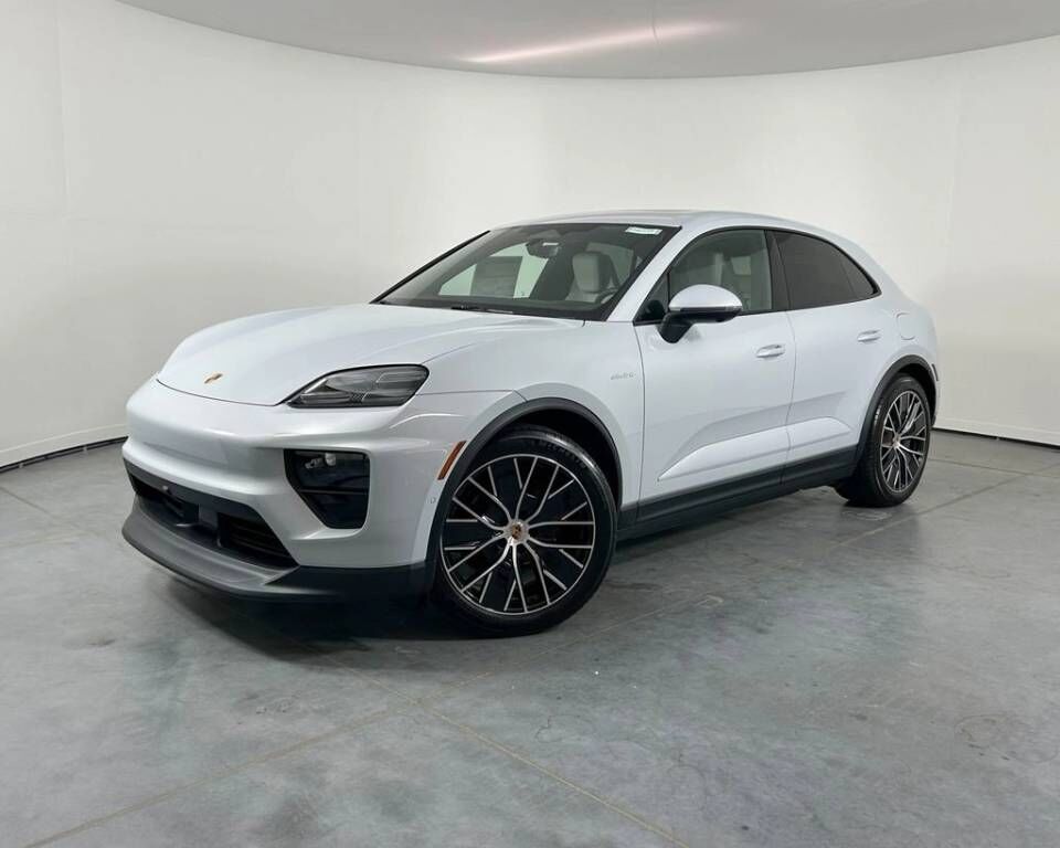 2026 PORSCHE Macan