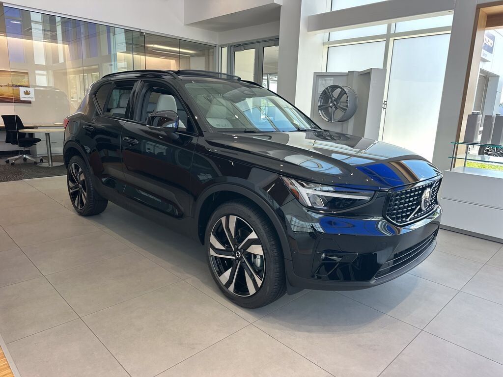 2026 VOLVO XC40