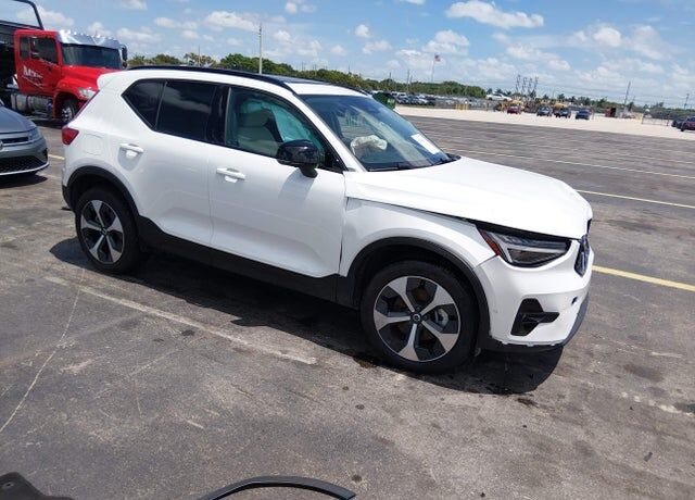 2026 VOLVO XC40