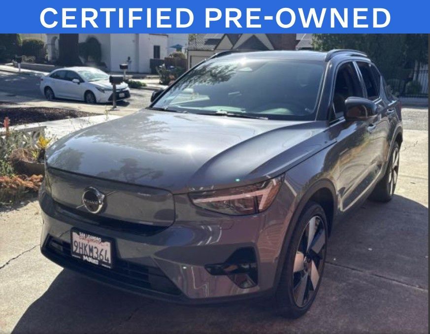 2023 VOLVO XC40