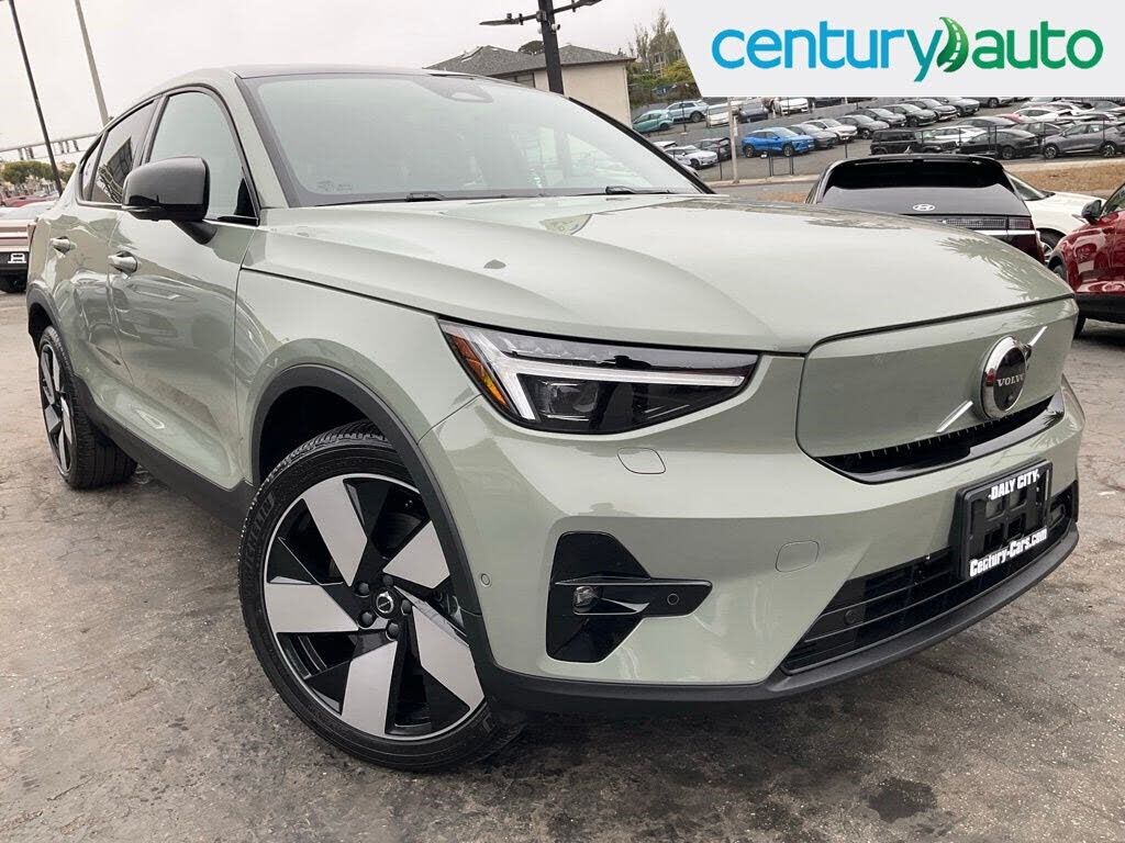 2023 VOLVO C40