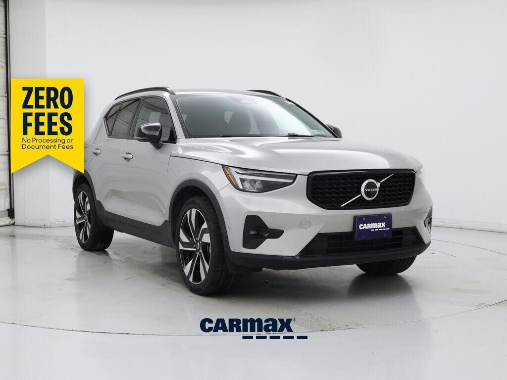 2023 VOLVO XC40