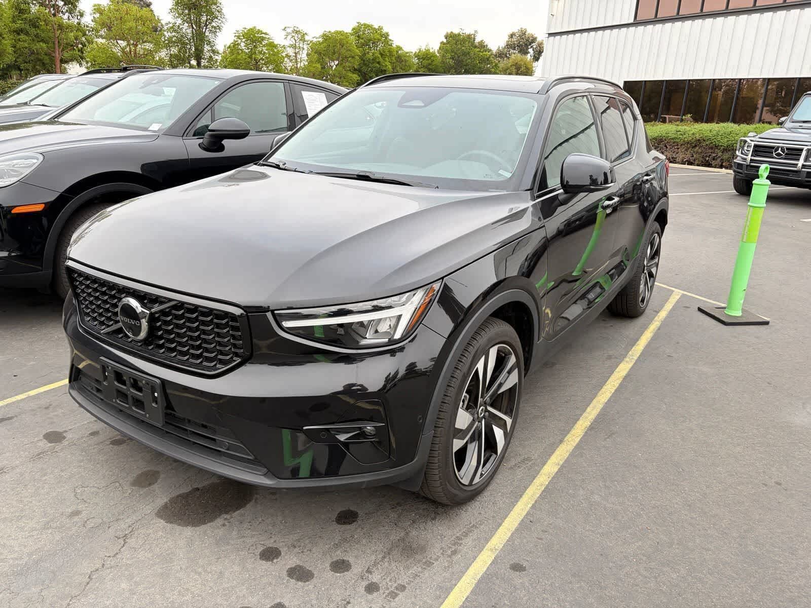2025 VOLVO XC40