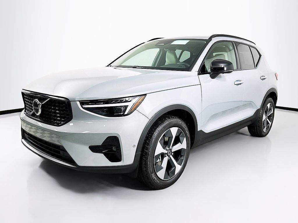 2026 VOLVO XC40