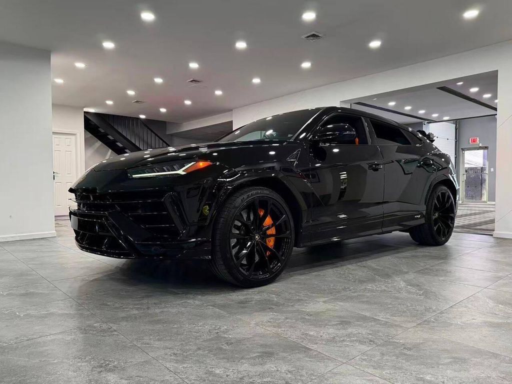 2023 LAMBORGHINI URUS