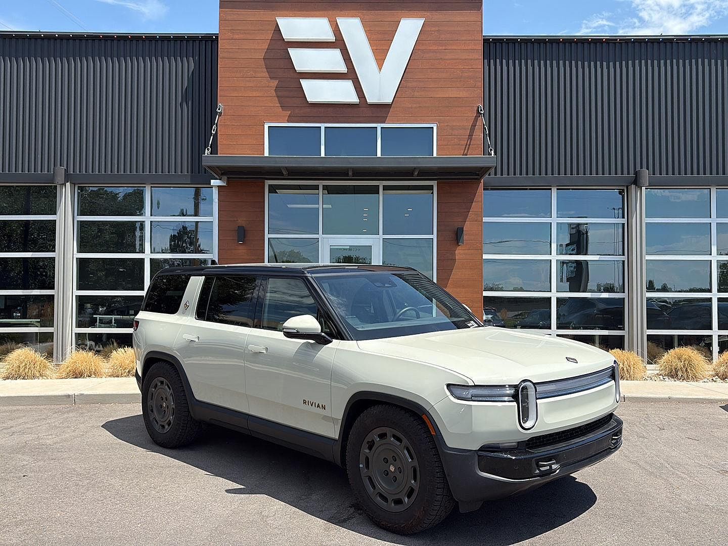 2025 RIVIAN R1S