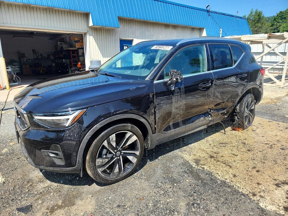 2025 VOLVO XC40