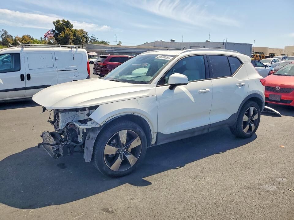 2019 VOLVO XC40
