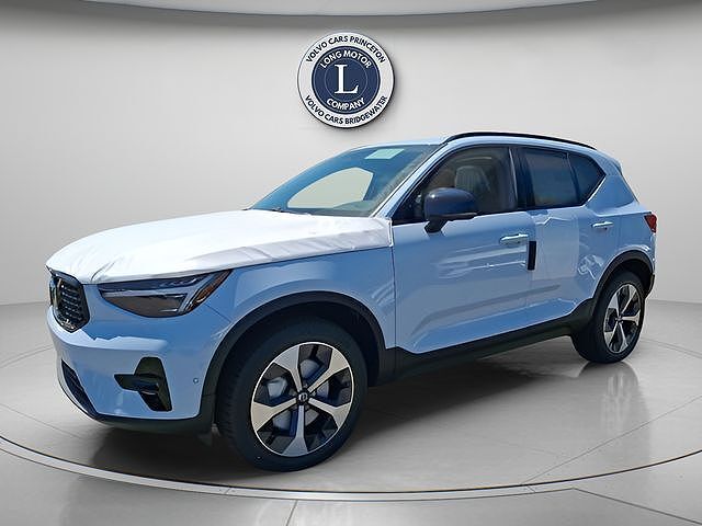 2026 VOLVO XC40