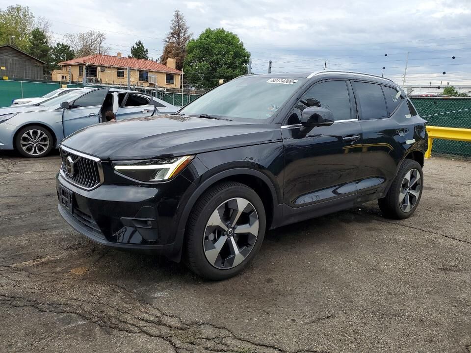 2023 VOLVO XC40