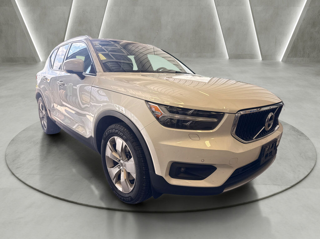 2022 VOLVO XC40