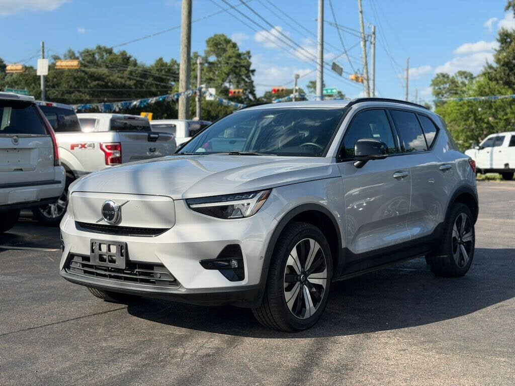 2023 VOLVO XC40