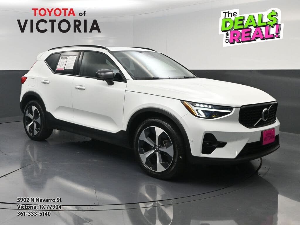 2023 VOLVO XC40