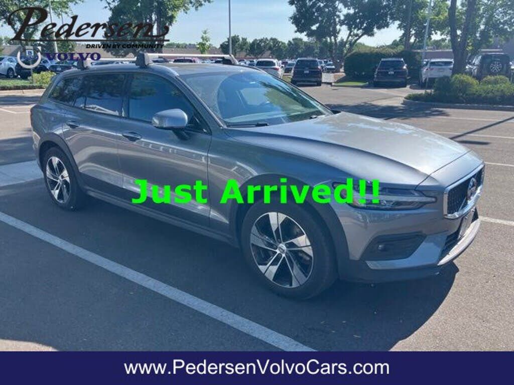 2021 VOLVO V60CC
