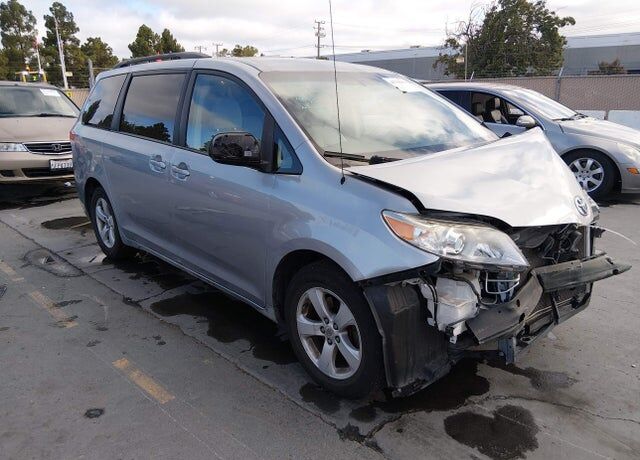 2011 TOYOTA Sienna