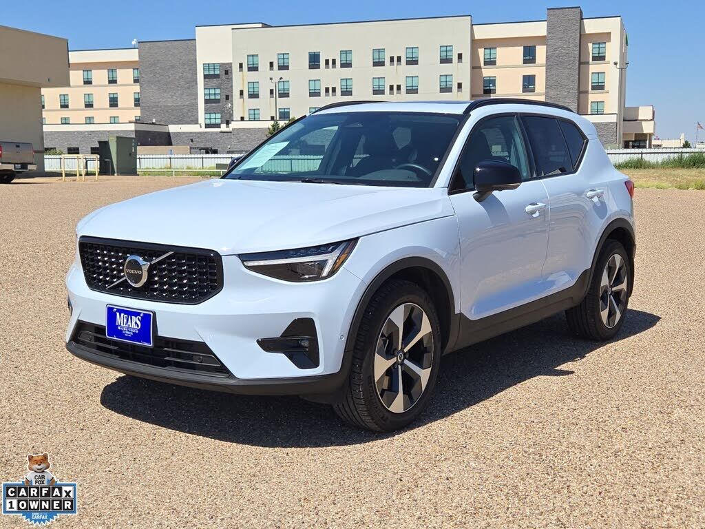 2026 VOLVO XC40