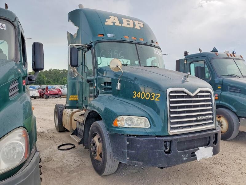 2015 MACK CXU