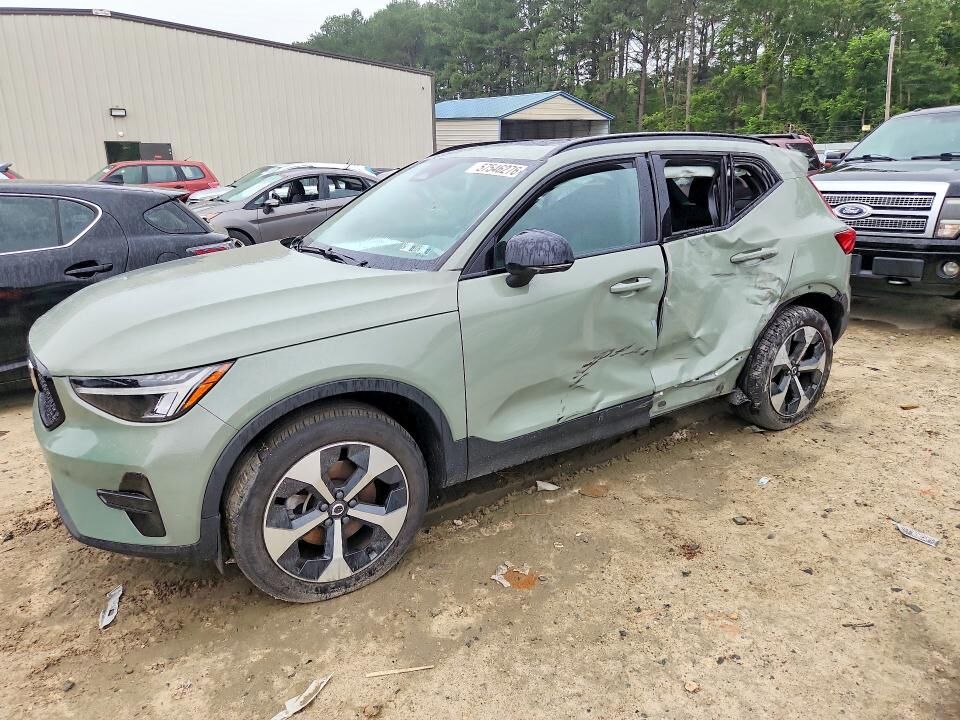 2024 VOLVO XC40
