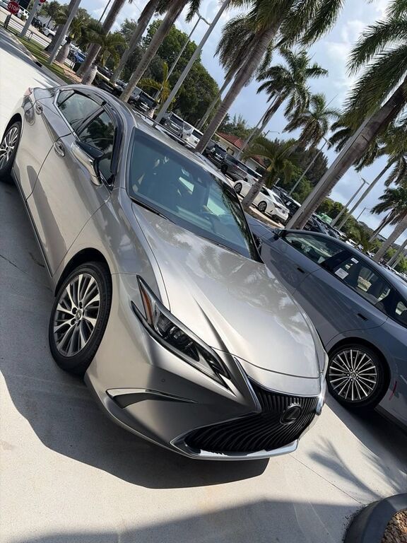 2019 LEXUS ES
