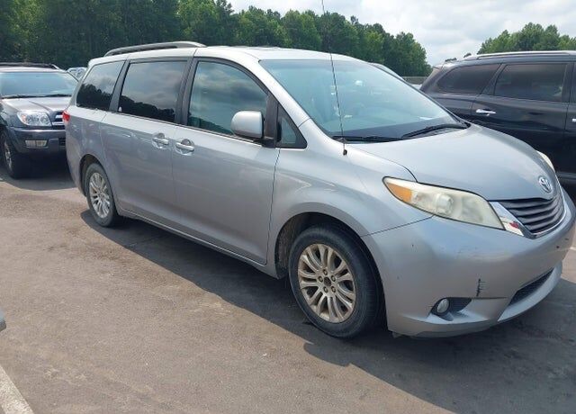 2011 TOYOTA Sienna