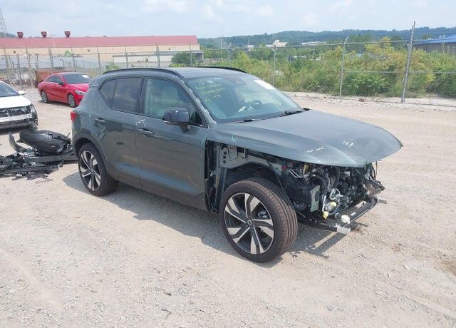 2026 VOLVO XC40