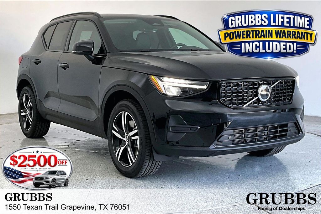 2026 VOLVO XC40