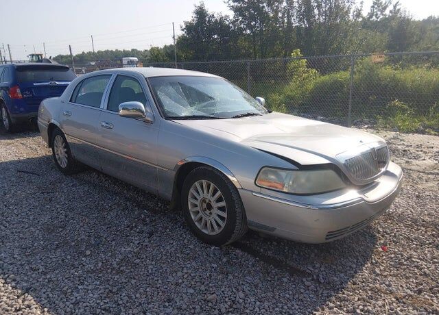 2004 LINCOLN Town Car