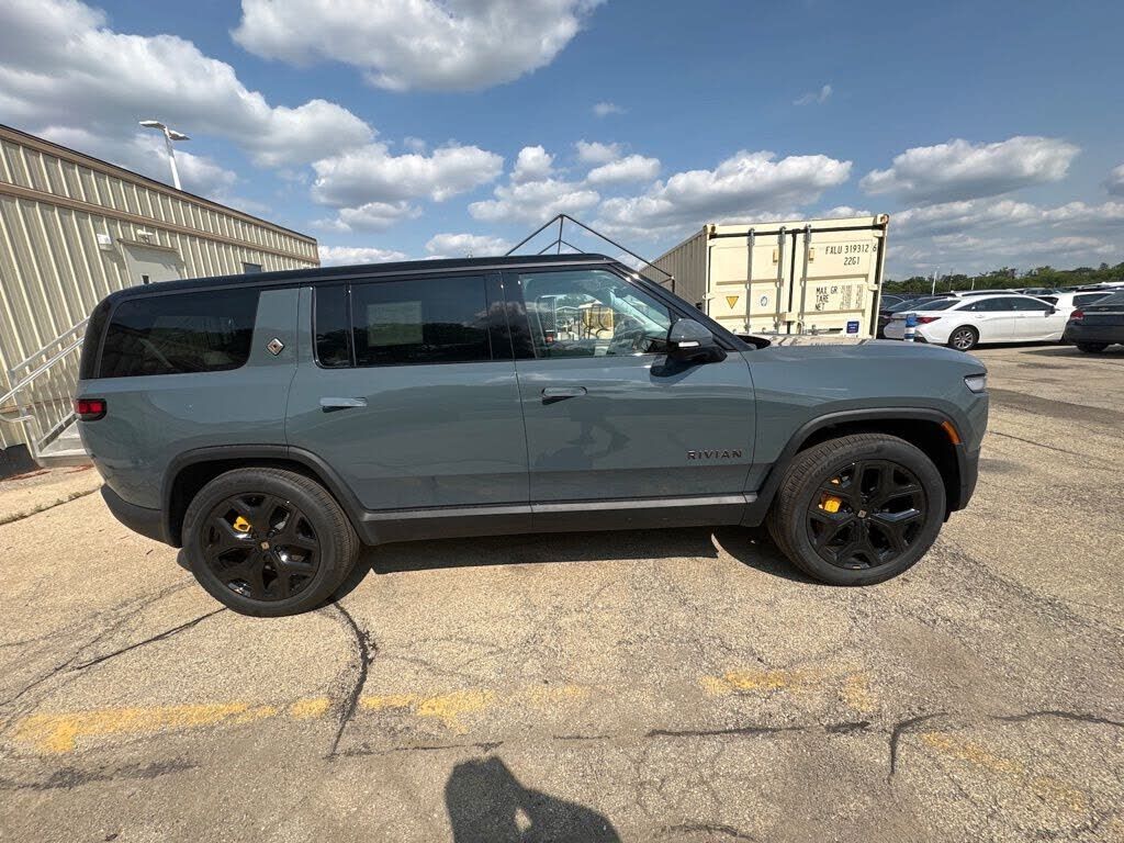 2025 RIVIAN R1S