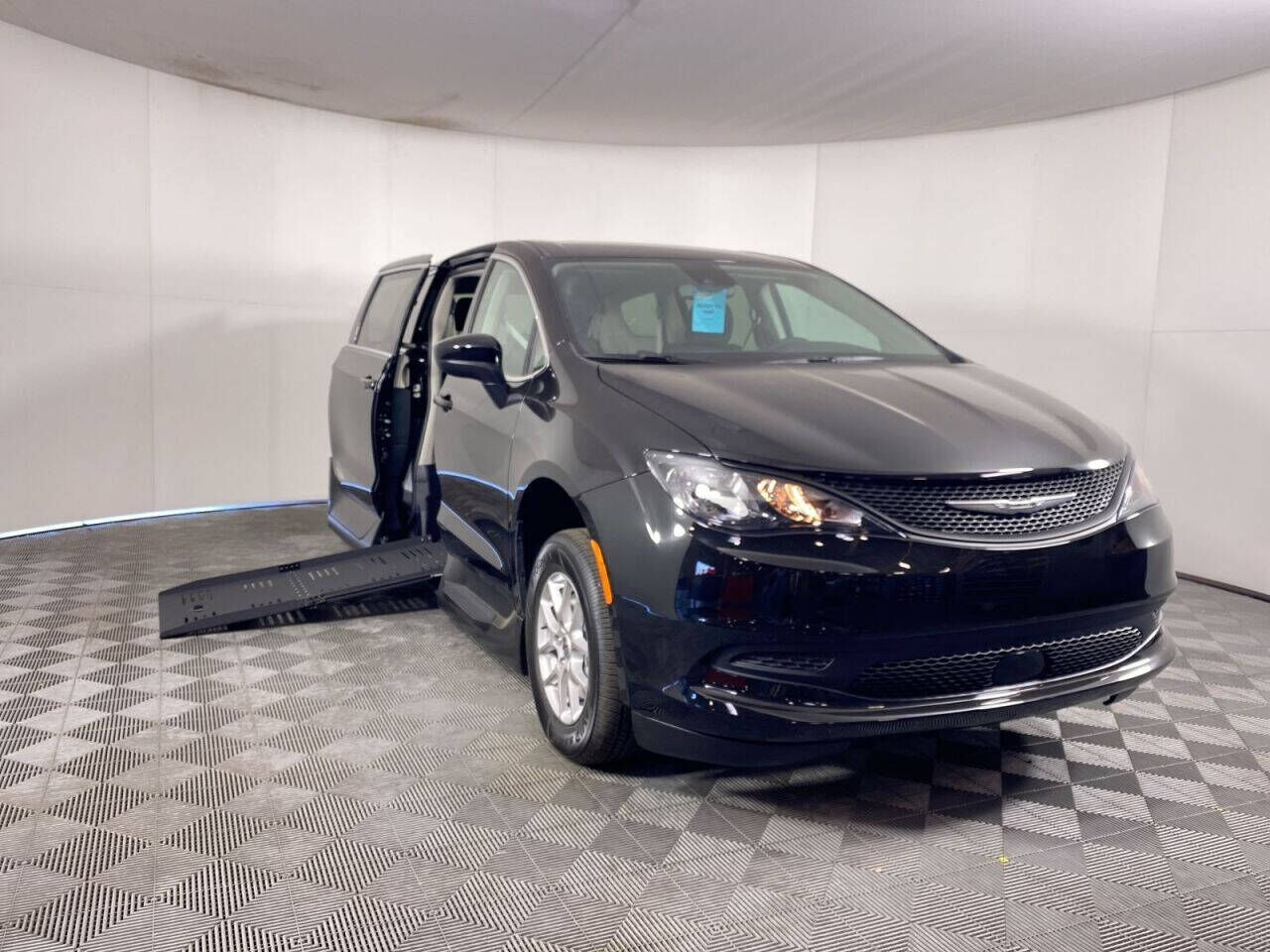 2024 CHRYSLER Voyager