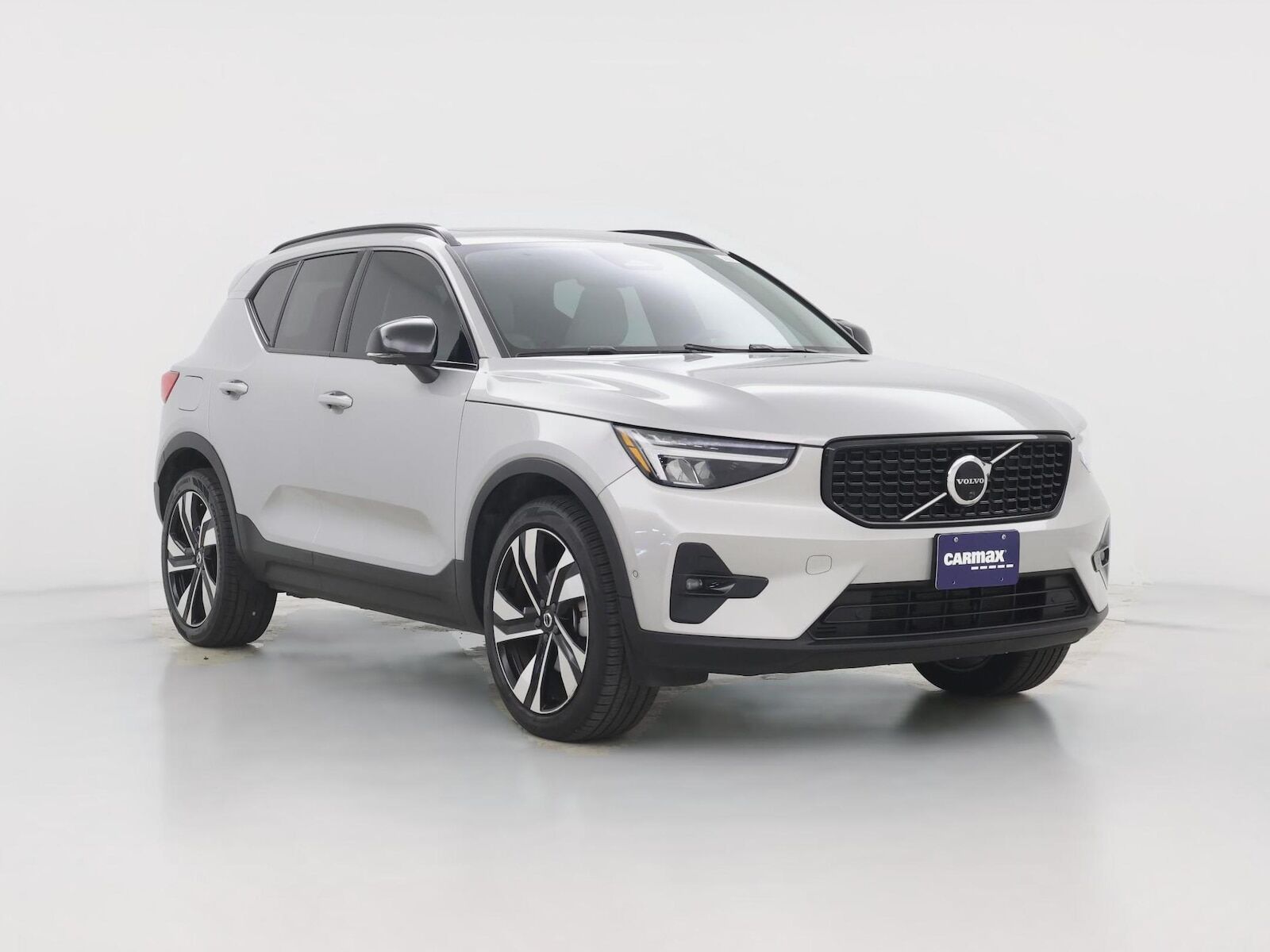 2023 VOLVO XC40