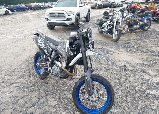 2025 SUZUKI DR-Z400SM