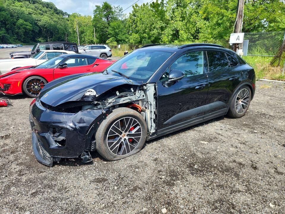 2025 PORSCHE Macan