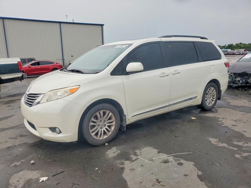 2017 TOYOTA Sienna