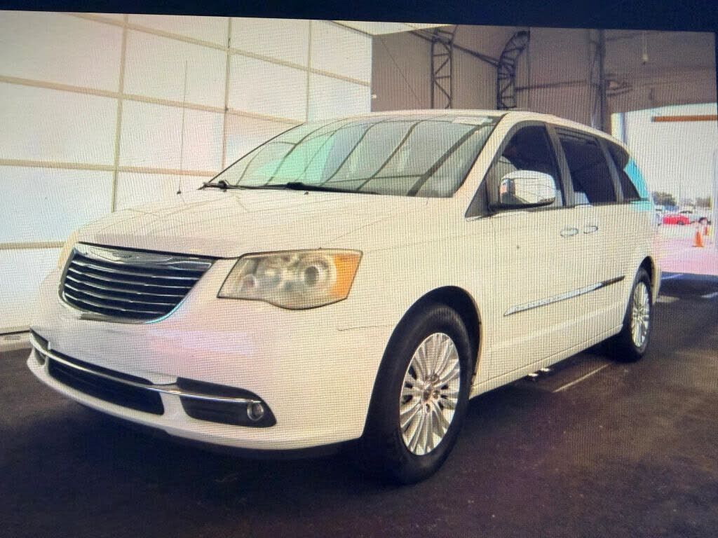 2013 CHRYSLER Town and Country