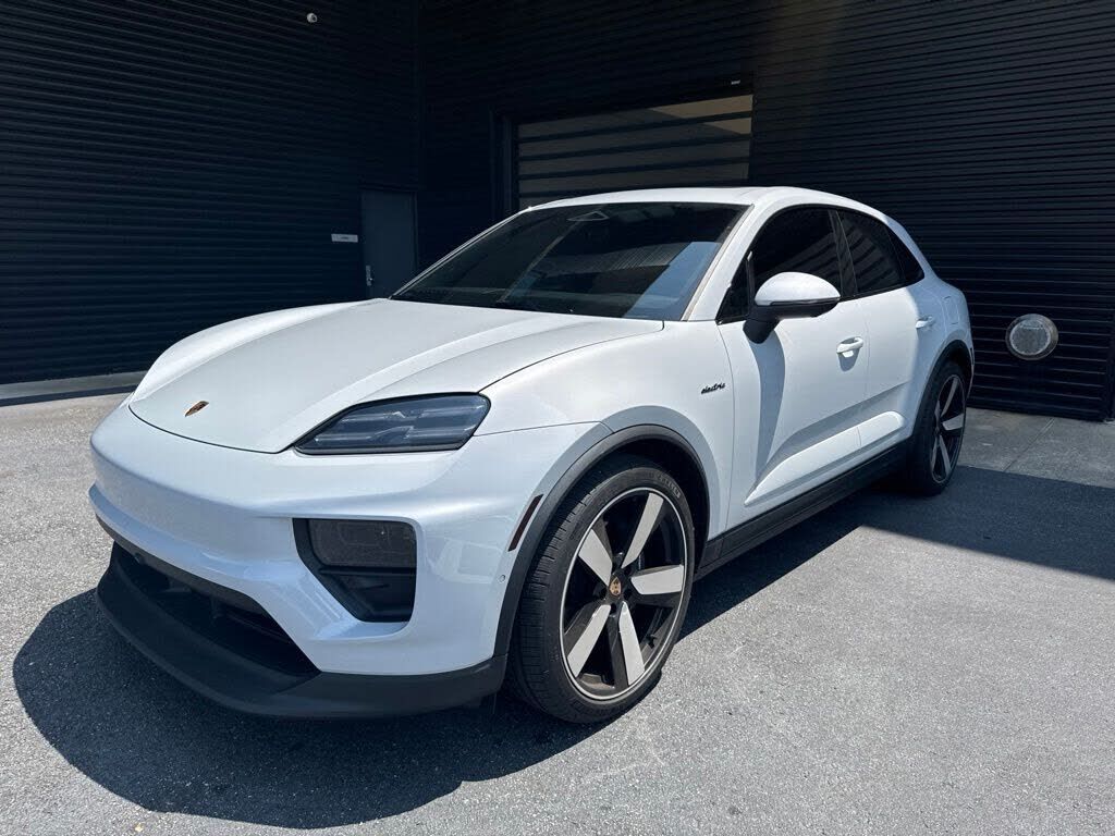 2025 PORSCHE Macan